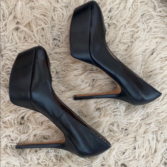 Keyhole High Heels - Picture 2 of 8